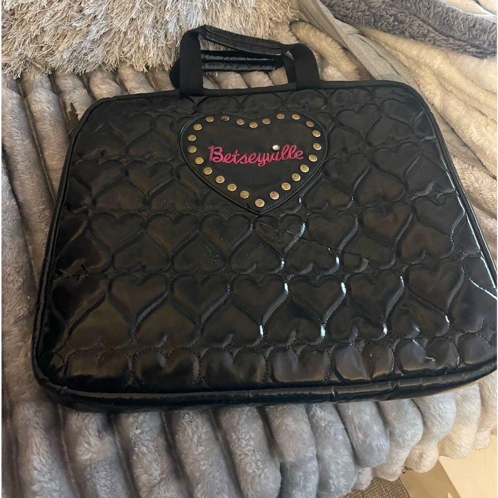 Betseyville Betsey Johnson Puffy Quilted vegan leather laptopScomputer bag case